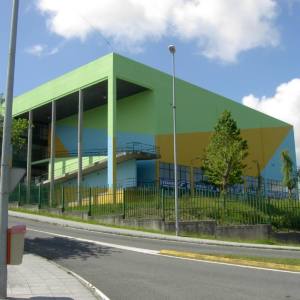 PIMFER pintou a fachada da piscina de Caranza en Ferrol